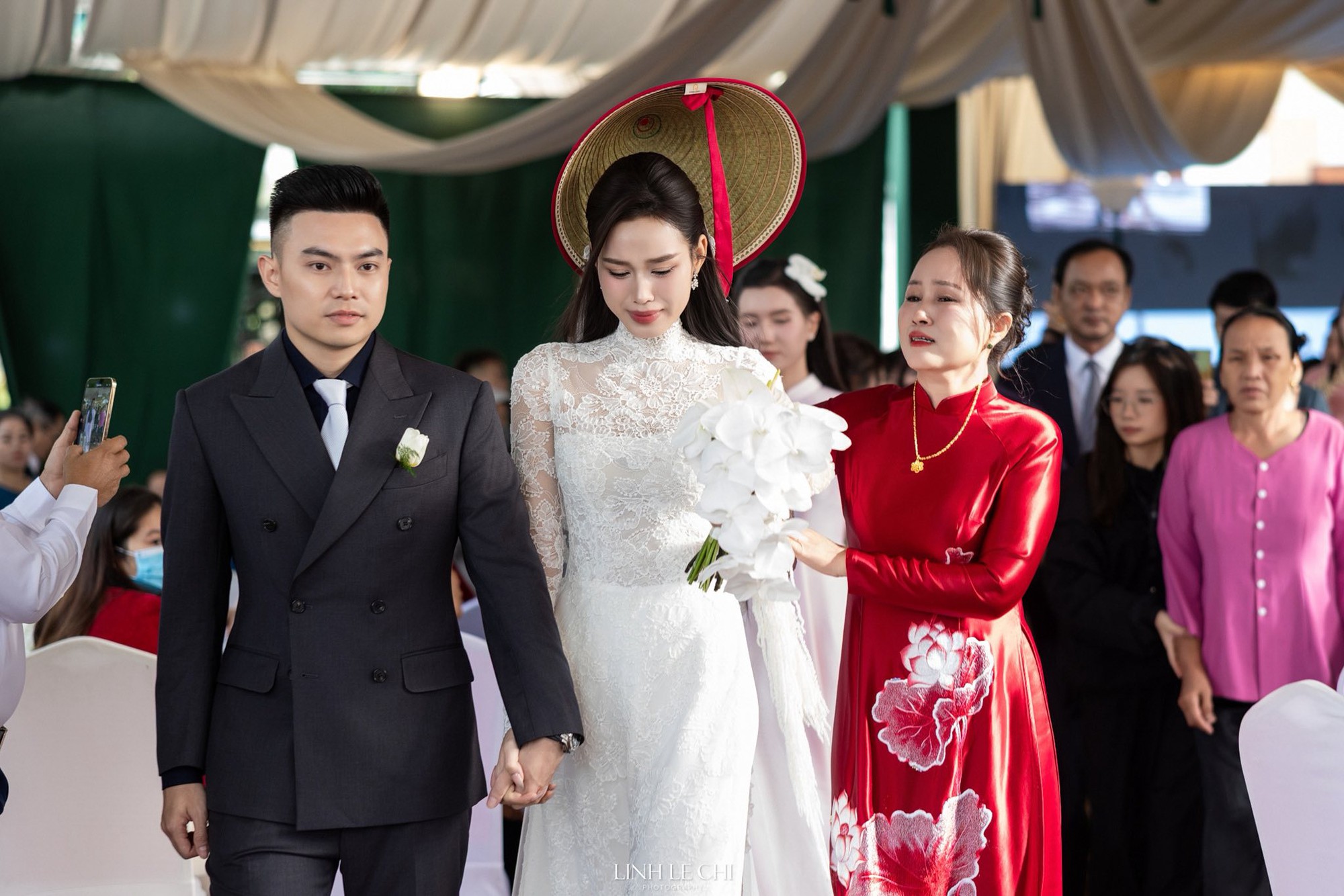 Nàng hậu được mẹ che nón lá bật khóc trong giây phút theo chồng về dinh Mẹ chồng trao nón lá cho Đỗ Hà