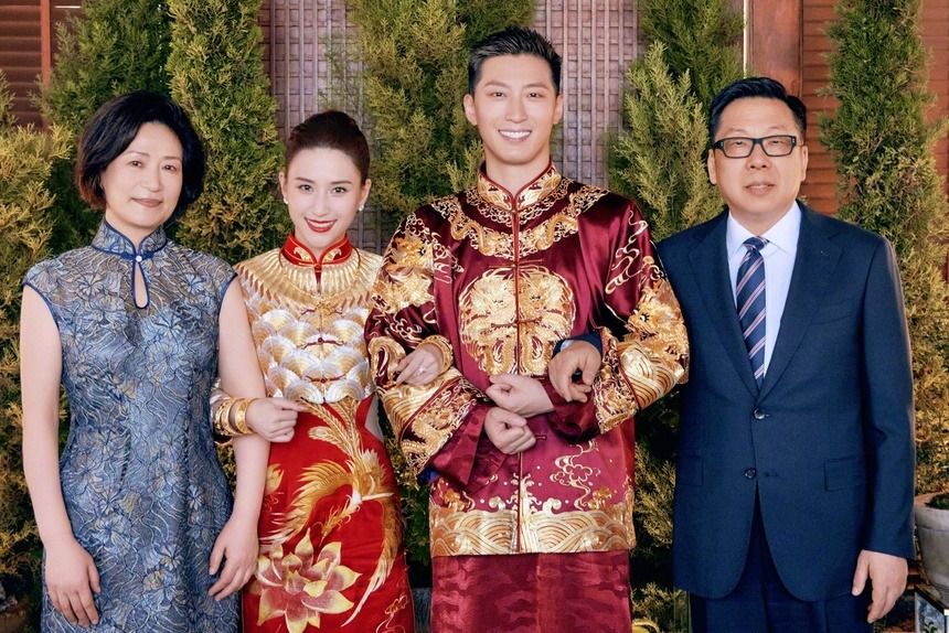 Báo Trung: Ái nữ trùm sòng bạc Macau “hút máu” chồng nghèo Đậu Kiêu đến cùng quẫn!- Ảnh 2. Đậu Kiêu phải tự chi tiền làm đám cưới với Hà Siêu Liên, nhà gái kiên quyết không bỏ ra đồng nào