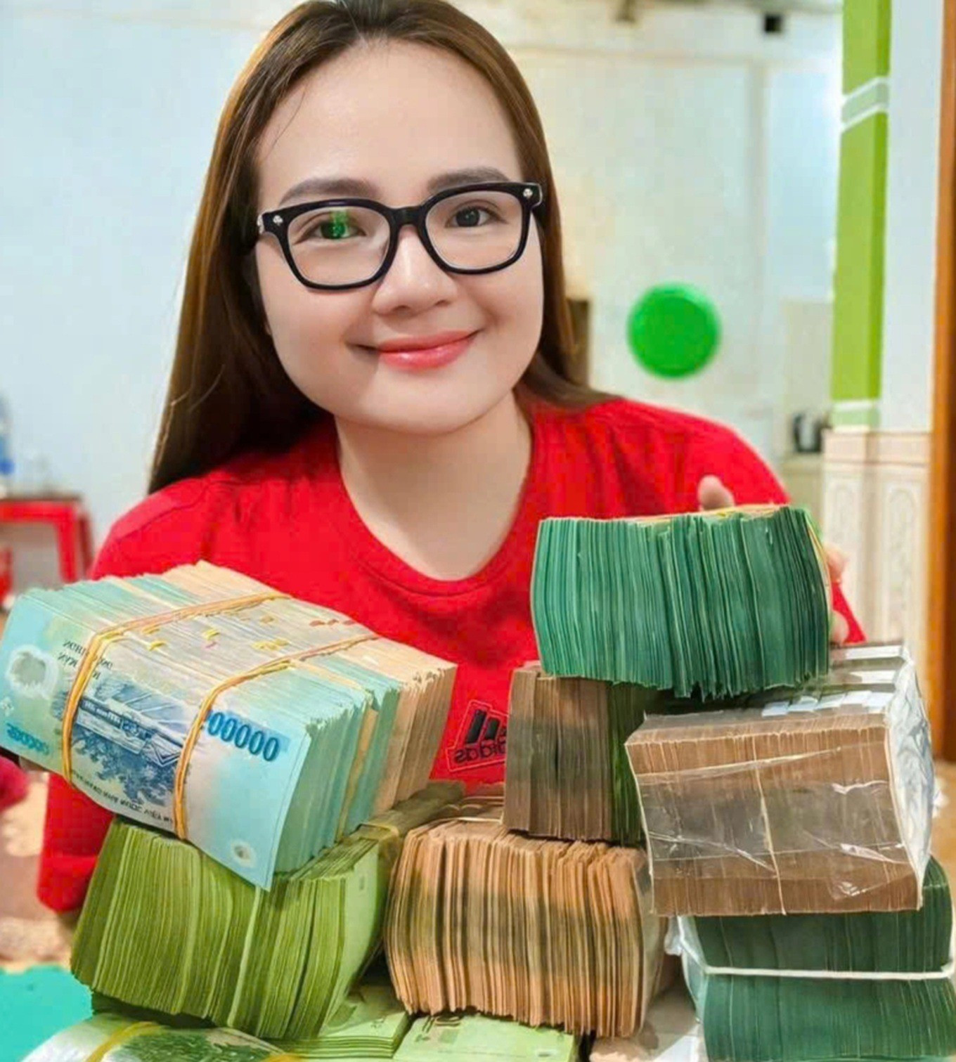 Hoàng Hường khoe tiền mặt trong biệt thự Hoàng Hường và lối sống phô trương tiền bạc