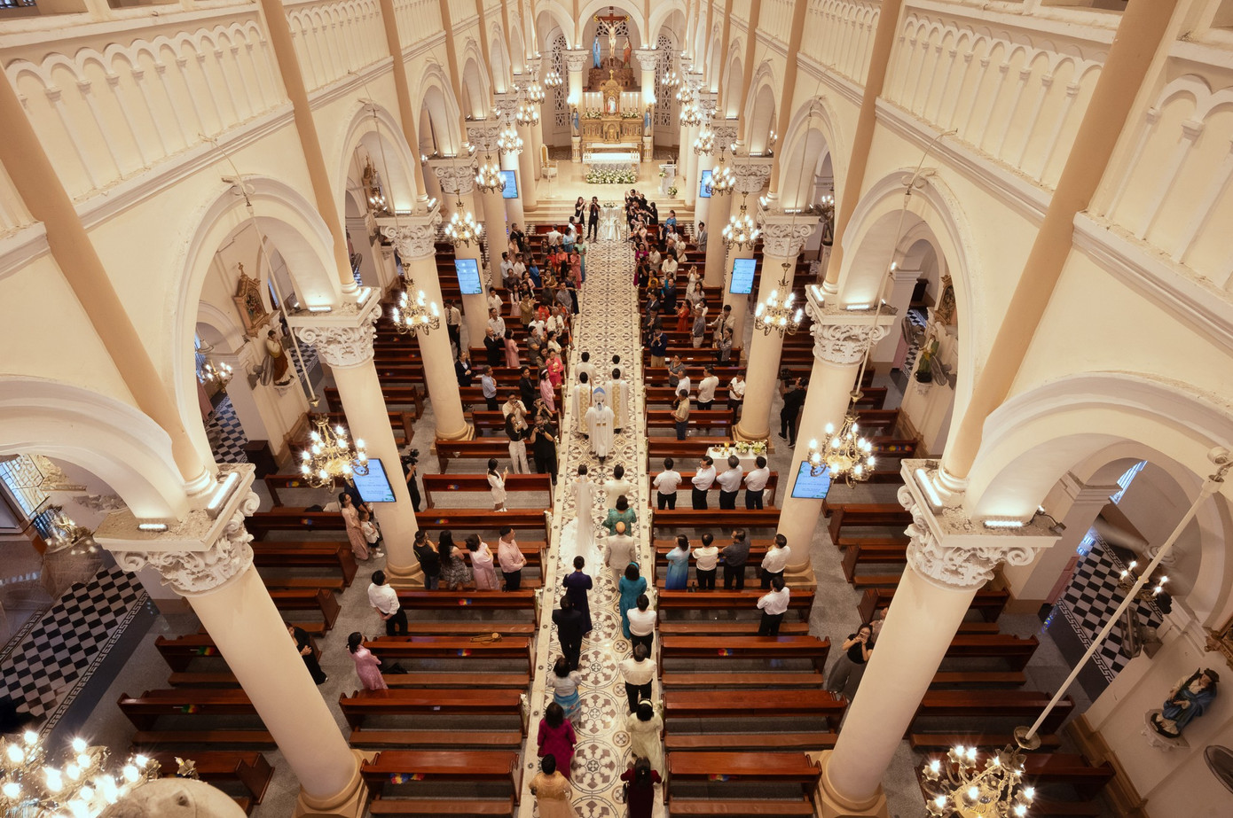 Toàn cảnh lễ cưới Á hậu Quỳnh Châu tại Nhà thờ Tân Định Toàn cảnh lễ cưới Á hậu Quỳnh Châu tại Nhà thờ Tân Định