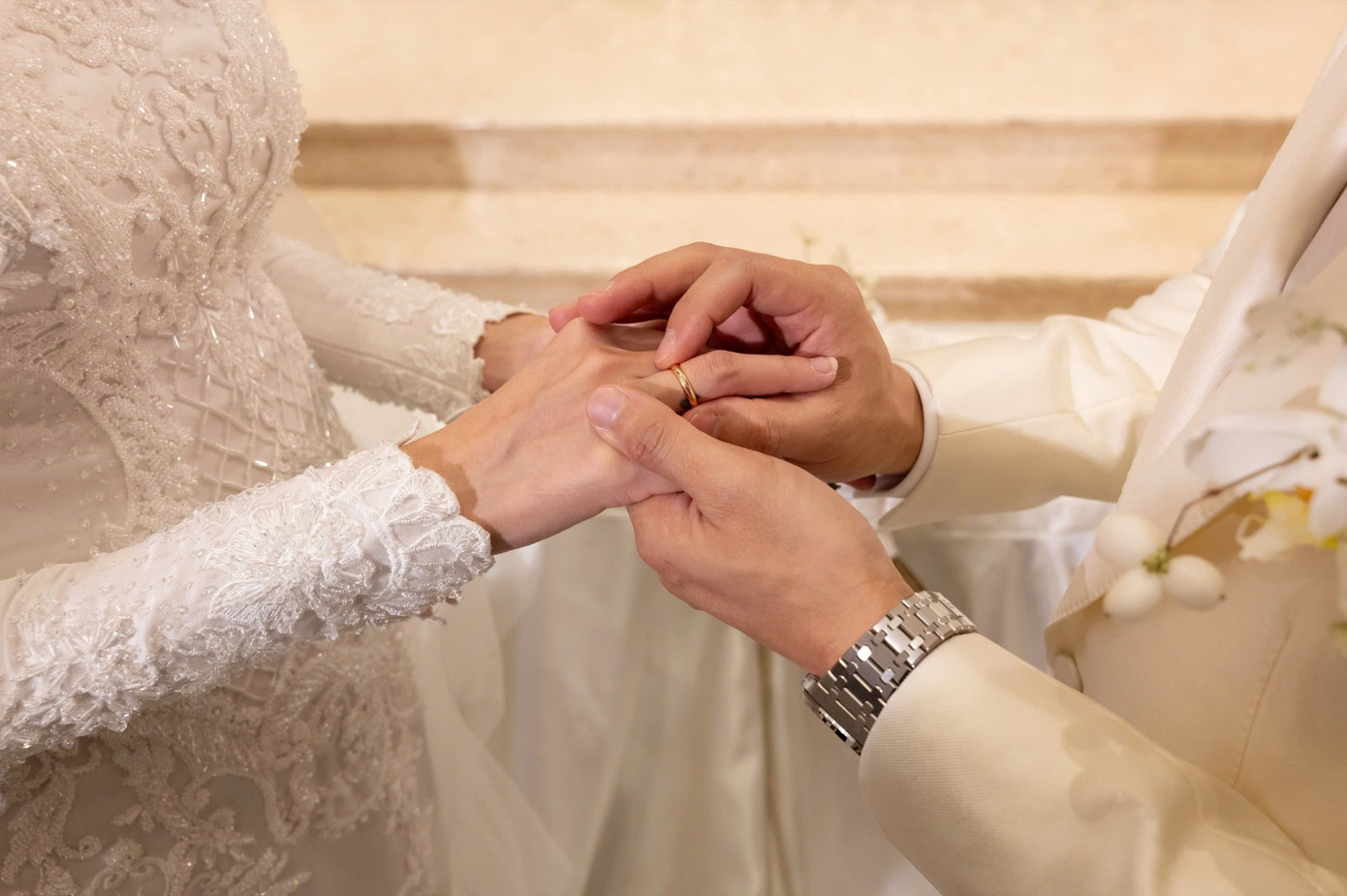 Nghi thức trao nhẫn trong lễ cưới Quỳnh Châu và Phát Nguyễn Nghi thức trao nhẫn trong lễ cưới Quỳnh Châu và Phát Nguyễn