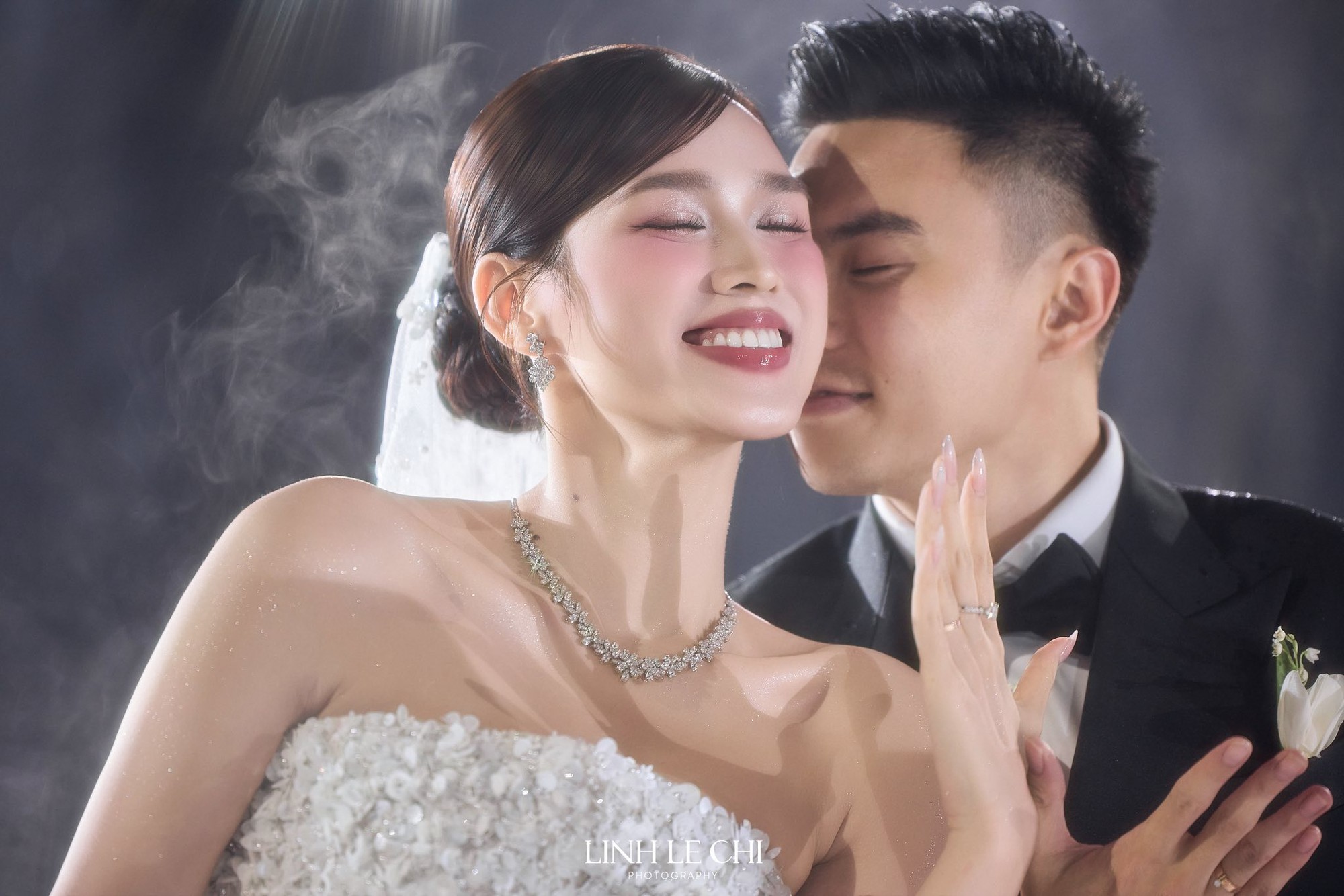 Nam ca sĩ hát tại hôn lễ trong mơ của Hoa hậu Đỗ Hà là ai?- Ảnh 2. Hôn lễ cổ tích của Hoa hậu Đỗ Hà và Viết Vương