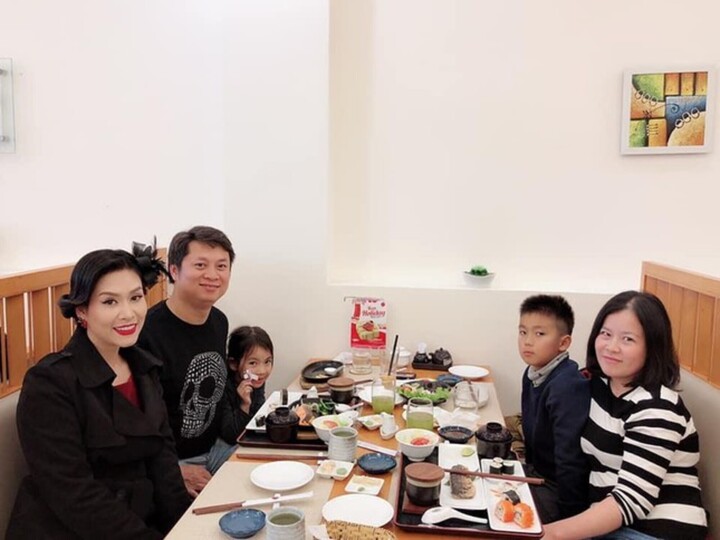 Á quân Olympia từng đóng Phía trước là bầu trời, nay là phó giáo sư ở Australia- Ảnh 4. Gia đình Nguyễn Thành Vinh hội ngộ cùng diễn viên Hà Hương