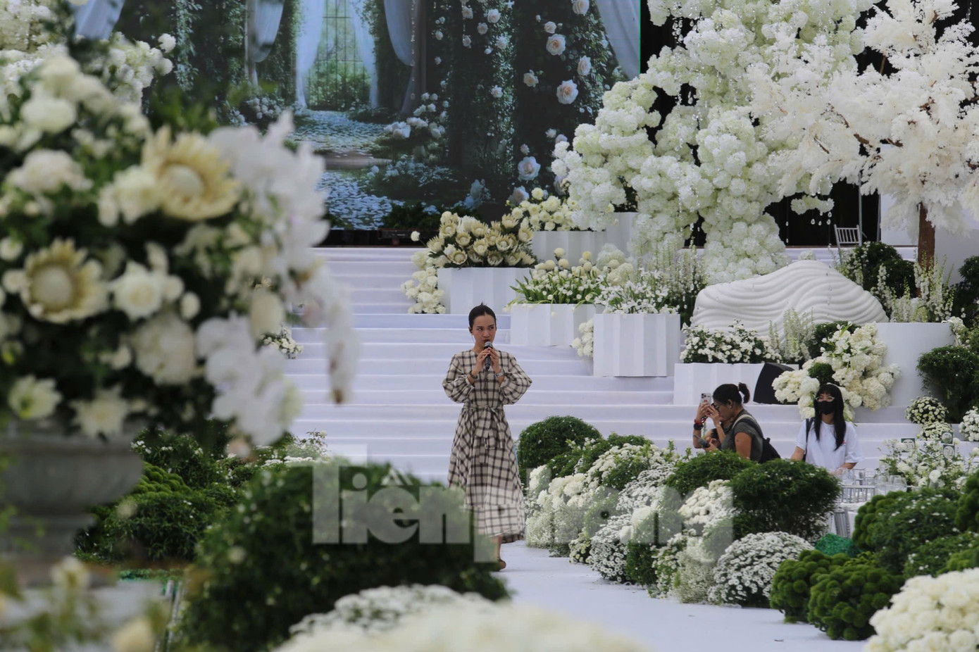 Không gian cưới lãng mạn Trang trí hoa tươi và ánh sáng lấp lánh