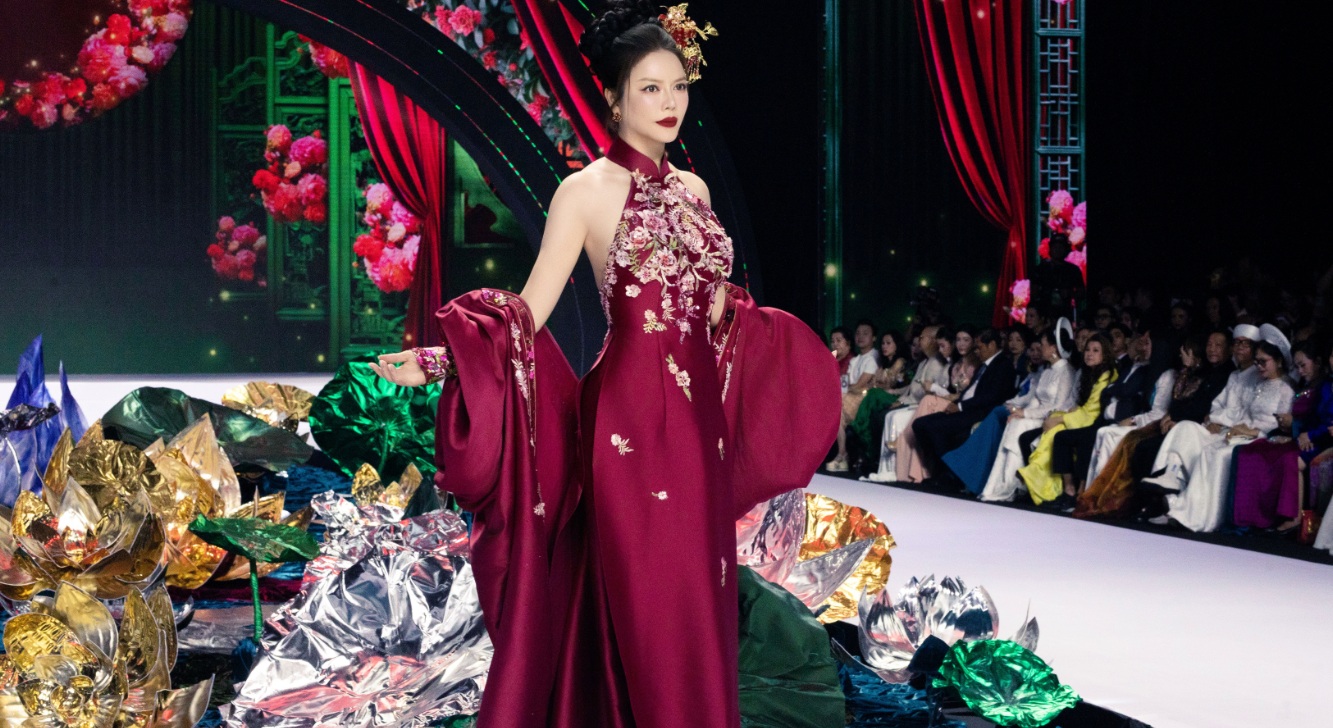 Lý Nhã Kỳ quyến rũ trên sàn catwalk