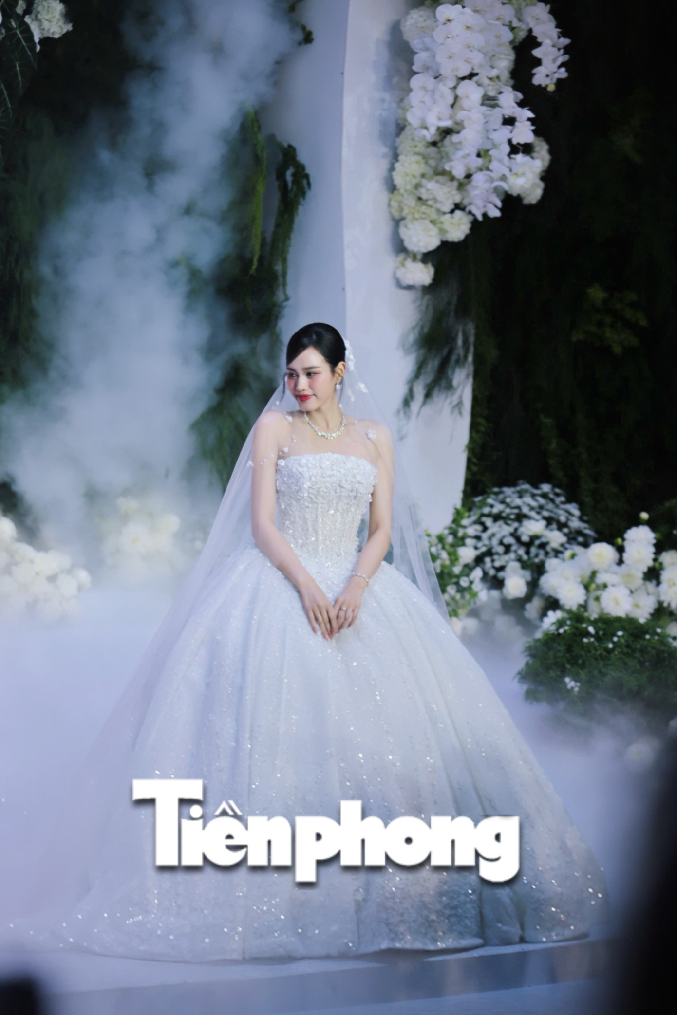 Bộ váy thứ hai trong lễ trao nhẫn Đỗ Thị Hà diện váy trắng tinh khôi trong lễ chính