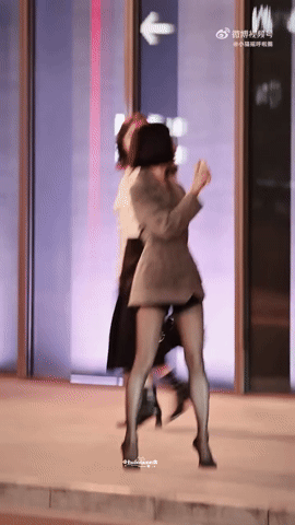 Tần Lam với vóc dáng thanh mảnh trong clip hậu trường Eo mỏng như giấy A4, chân dài vô cùng tận của Tần Lam