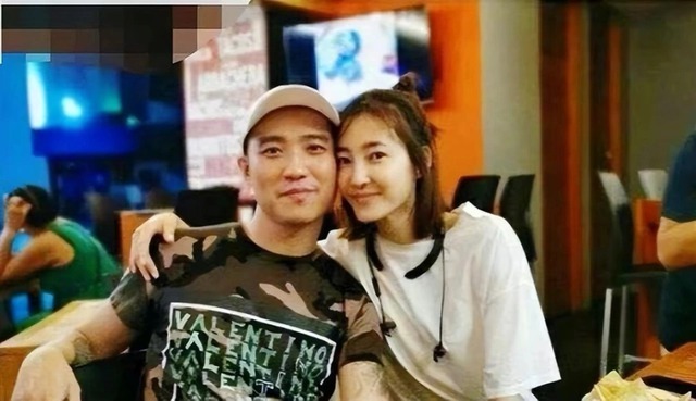 Vương Lệ Khôn tuyên bố sẽ thuê luật sư để ly hôn Vương Lệ Khôn trong cuộc họp báo