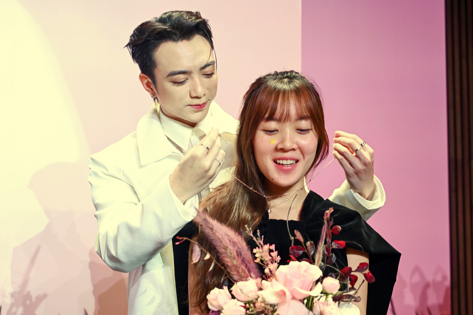 SOOBIN trao vật phẩm đấu giá thành công cho fan