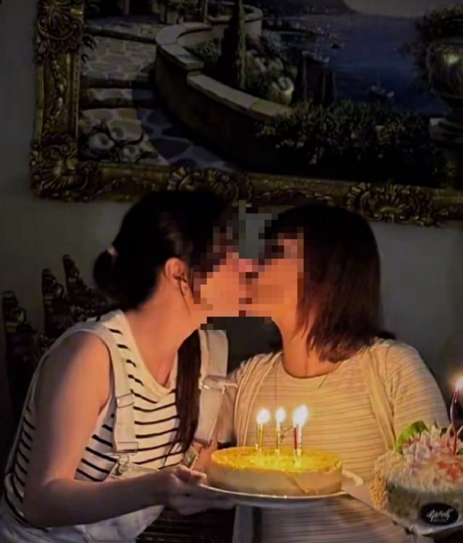 NSND Mỹ Uyên hôn môi cô gái lạ mặt trong sinh nhật