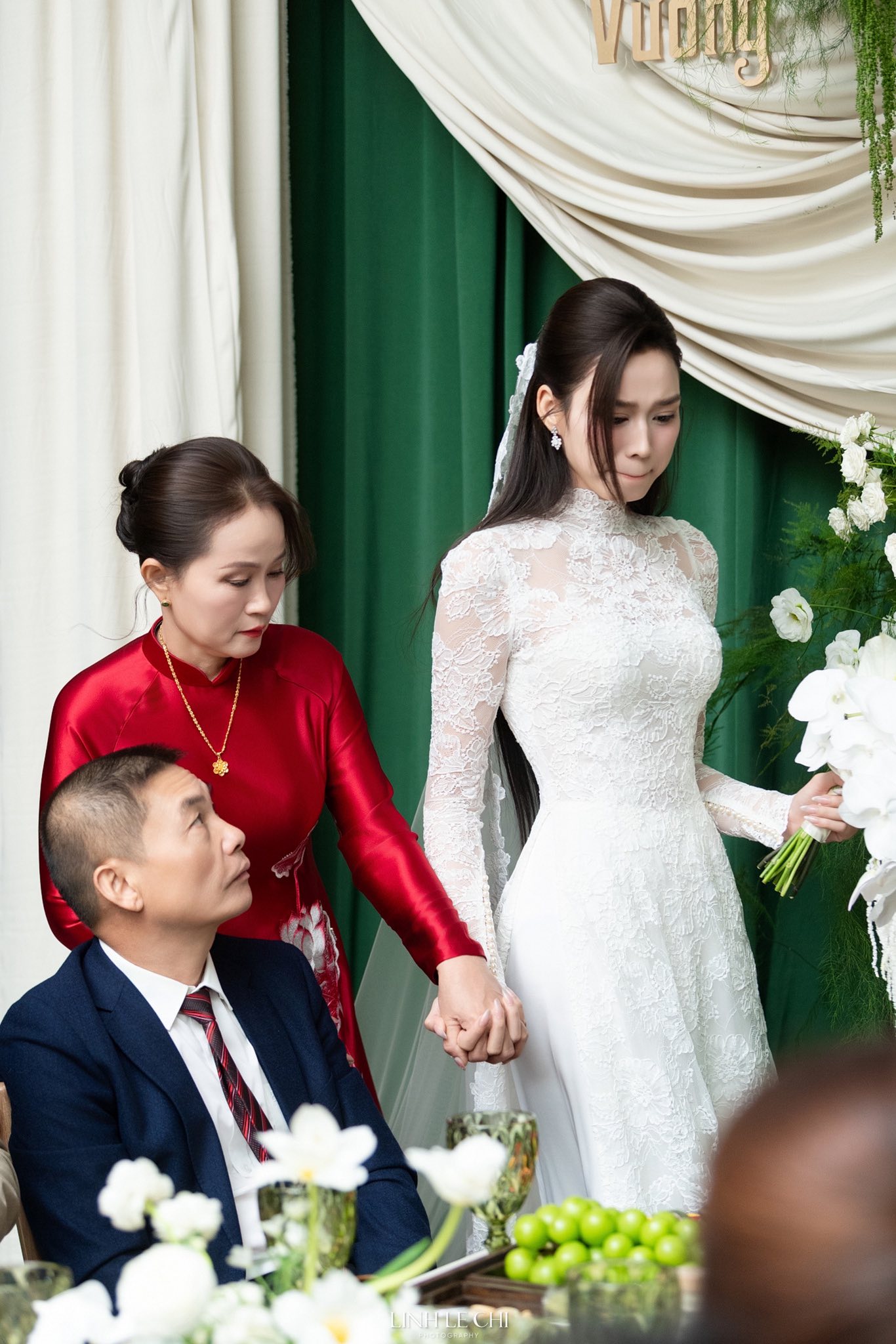 Đỗ Hà xúc động trong ngày về nhà chồng Hoa hậu Đỗ Hà trong lễ đón dâu