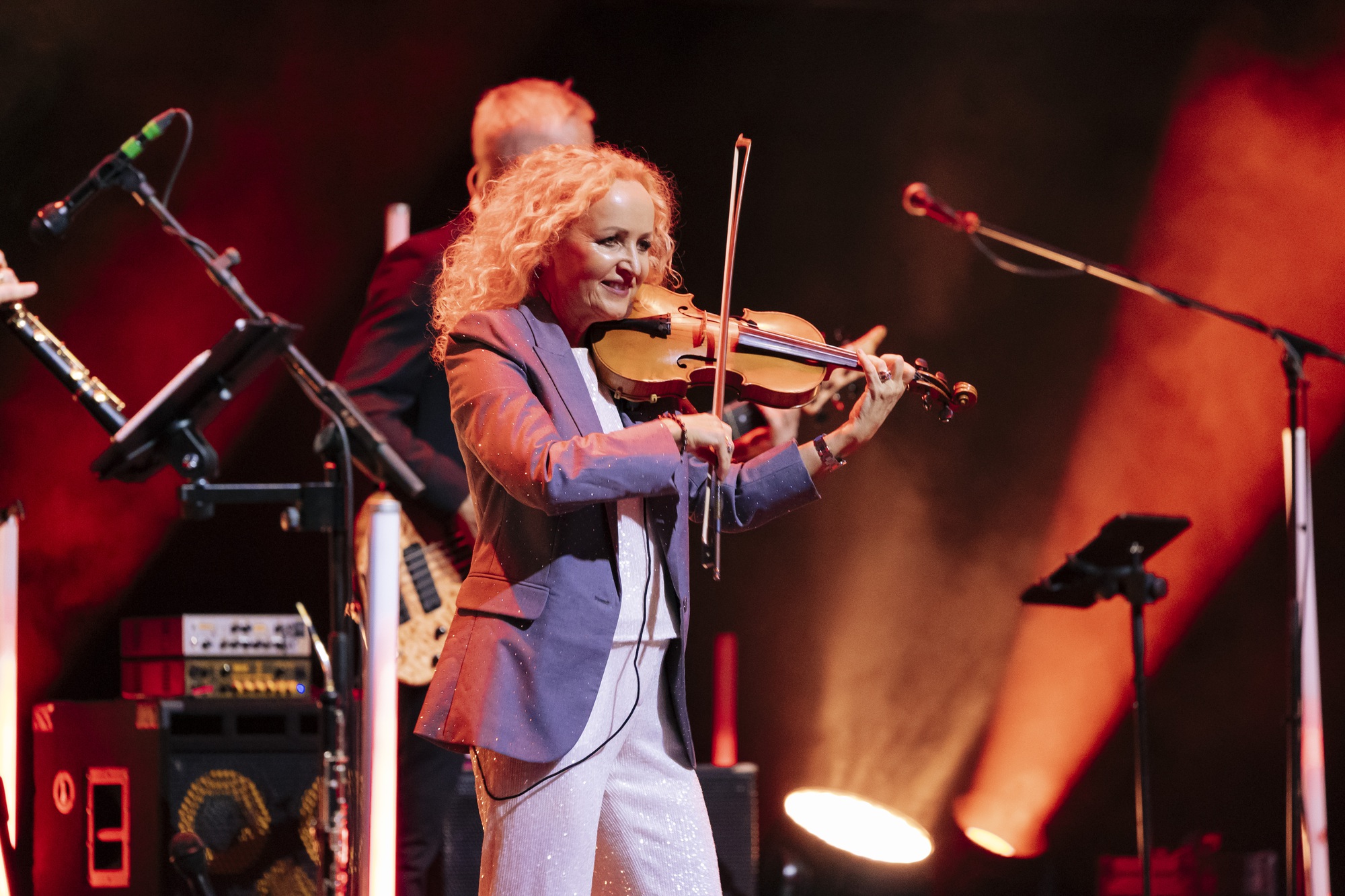 Fionnuala Sherry trình diễn trên sân khấu