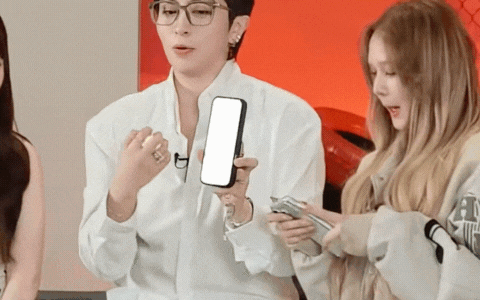 Xoài Non với tóc rối và trang phục rộng thùng thình