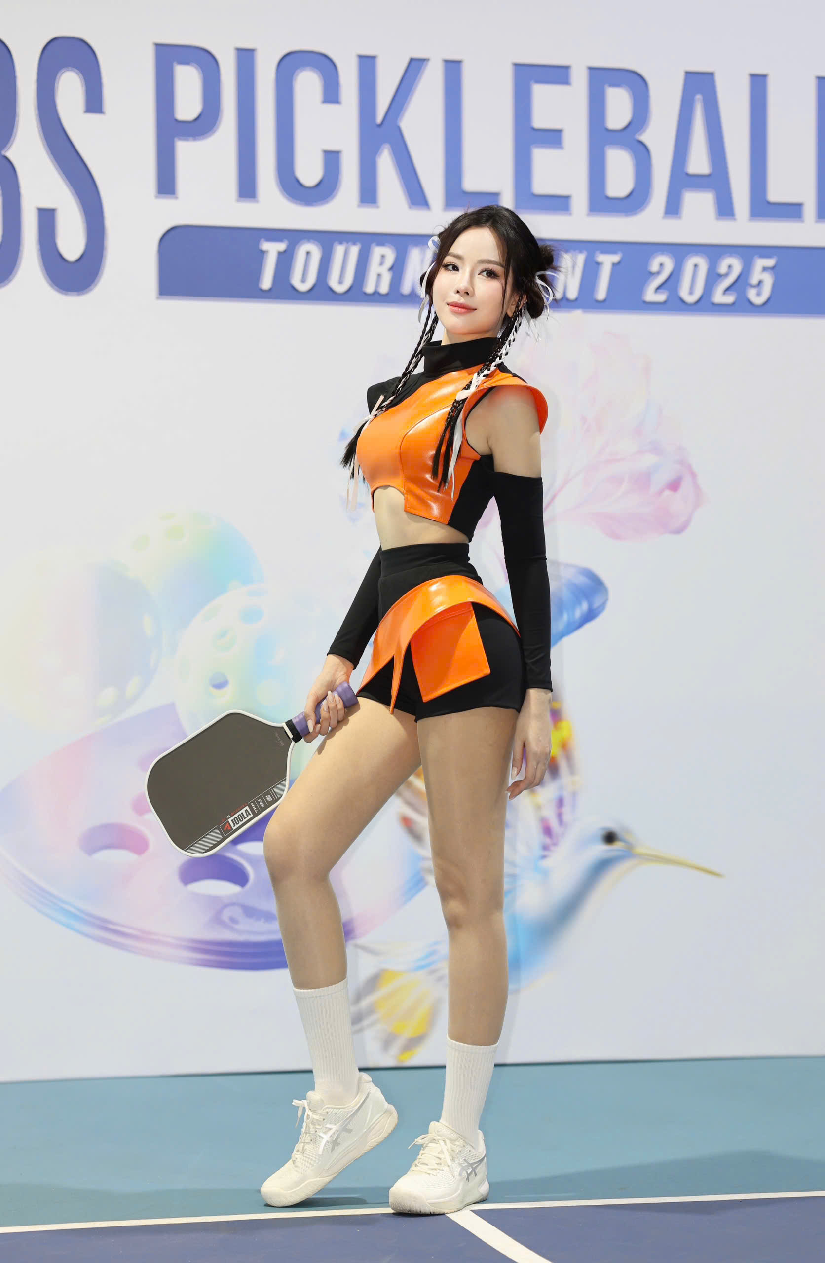 Đào Lan Phương trong bộ đồ thể thao màu cam
