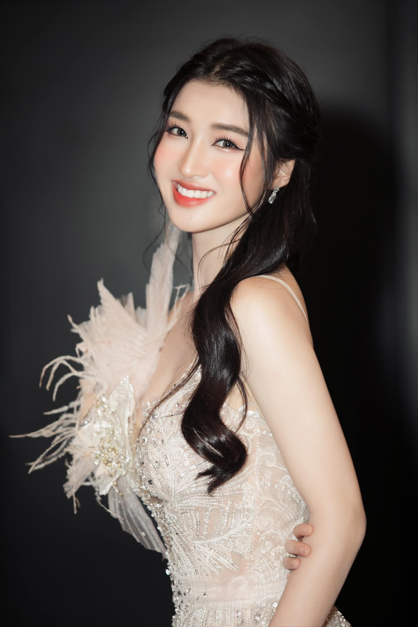 Á hậu Phương Nhi rạng rỡ