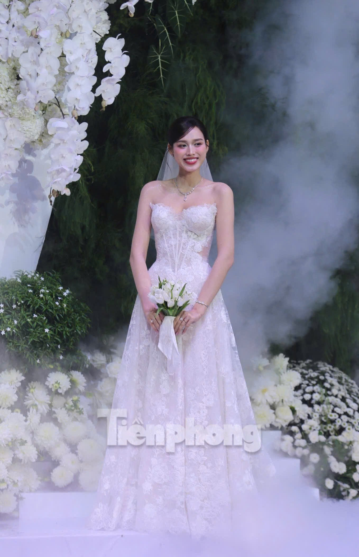 Bộ váy thứ ba của Đỗ Thị Hà khi đi bàn tiếp khách Hoa hậu thay váy để thuận tiện di chuyển