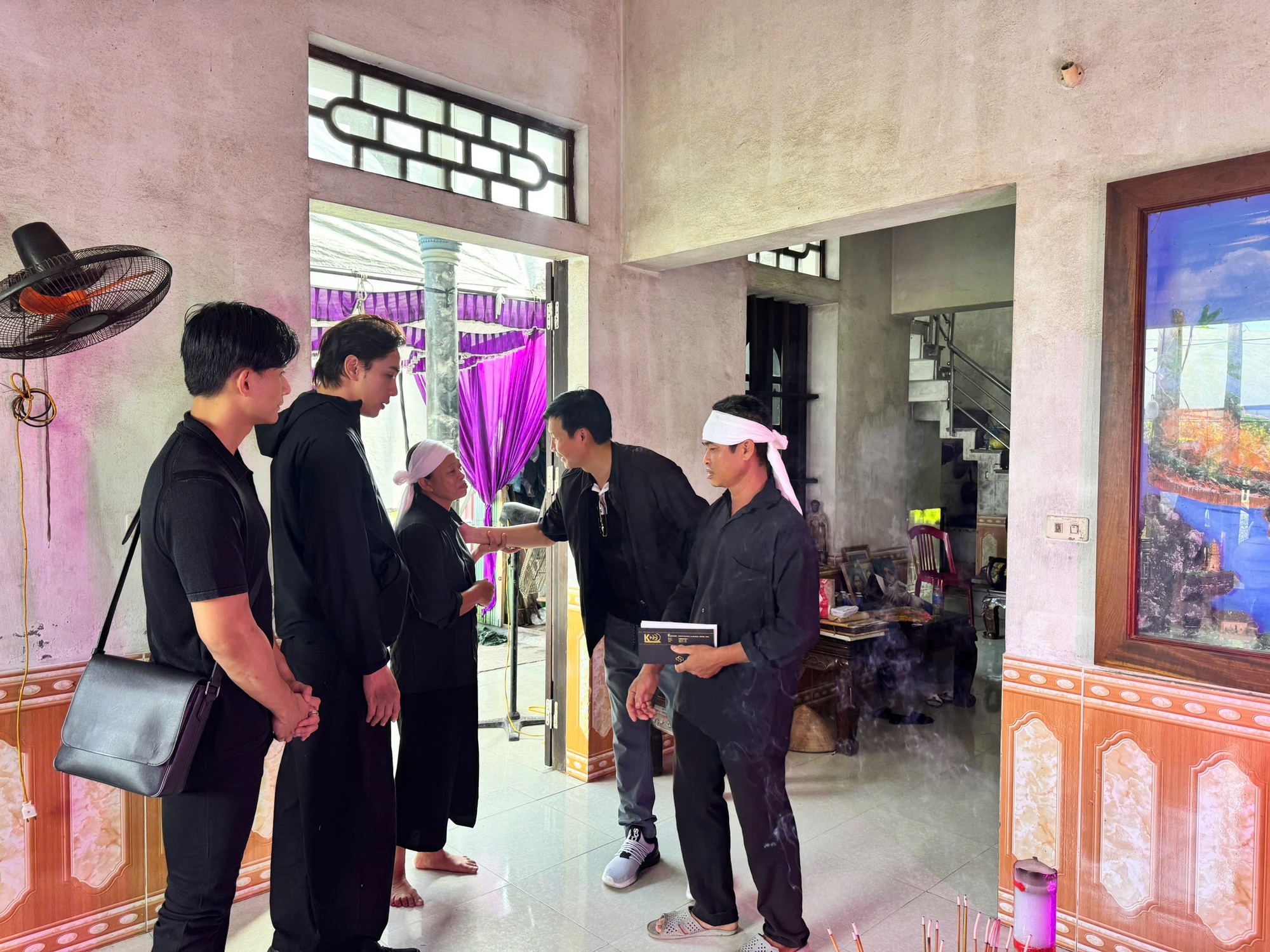 Đoàn phim thăm hỏi người dân vùng lũ