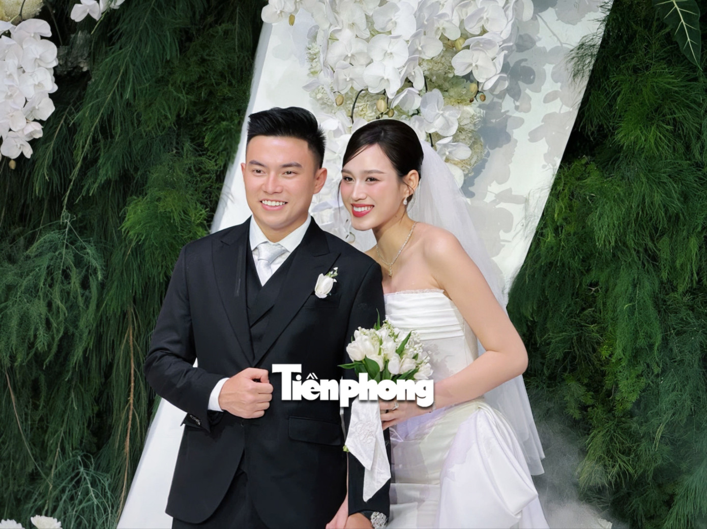 Bộ váy đón khách đầu tiên của Đỗ Thị Hà Hoa hậu diện váy cúp ngực trắng tinh tế