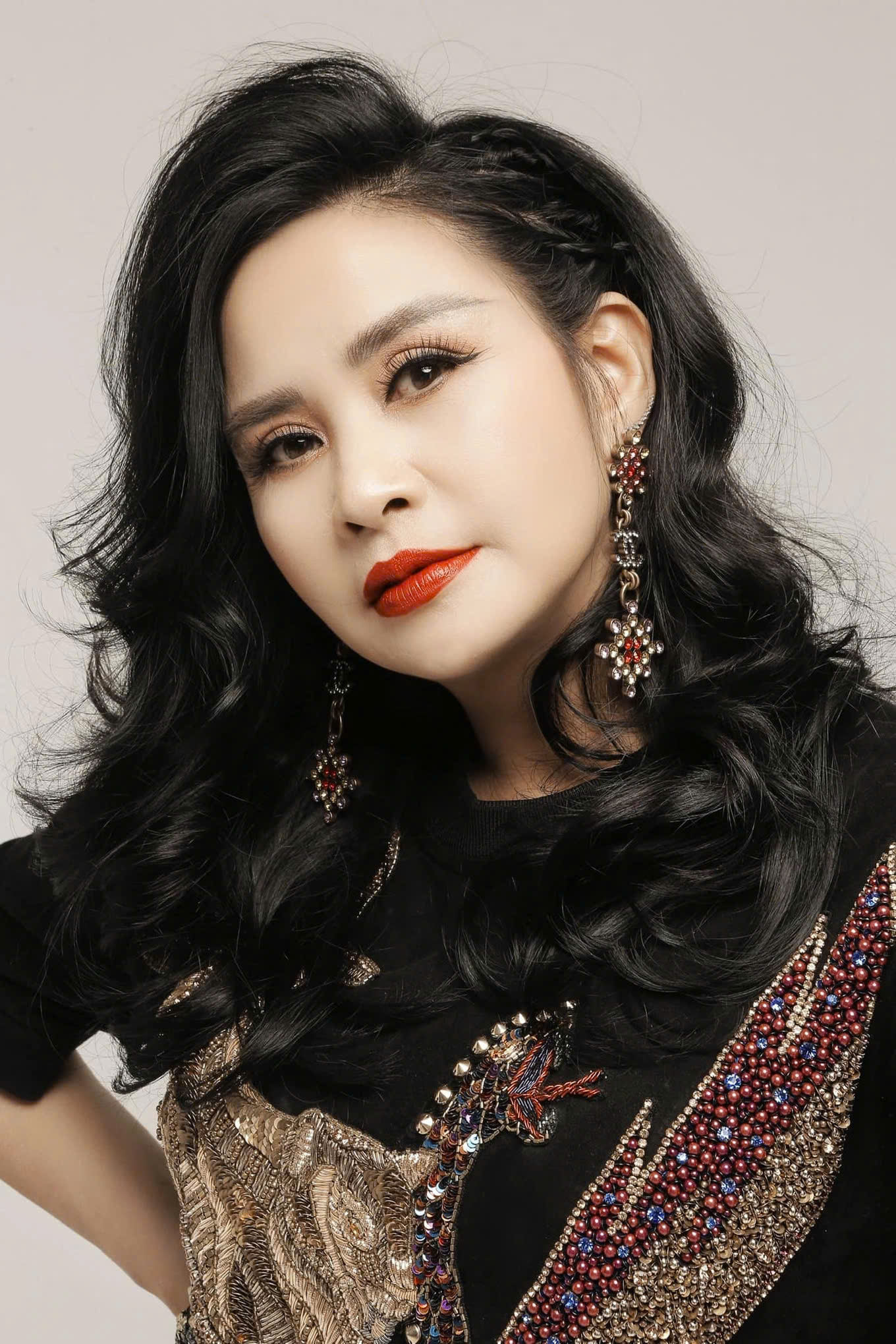 Nữ nghệ sĩ Việt bị kẻ lạ đánh tráo lúc chào đời