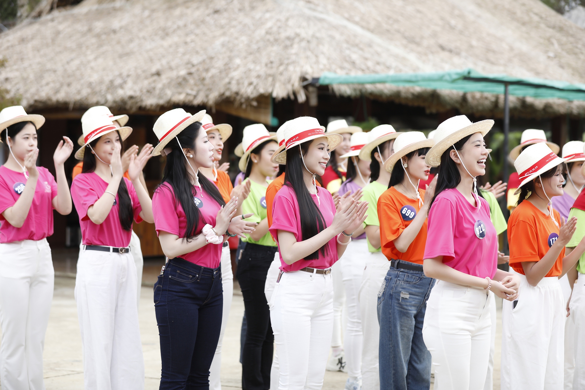 Top 30 Hoa hậu Du lịch Dân tộc Việt Nam 2025 tham gia các trải nghiệm, thử thách đầy kịch tính- Ảnh 2. Thí sinh hào hứng tham gia nhiều hoạt động