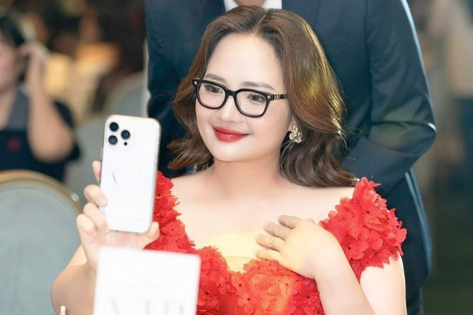 Hoàng Hường trong các clip khoe tiền Hình ảnh Hoàng Hường khoe tiền trên mạng xã hội