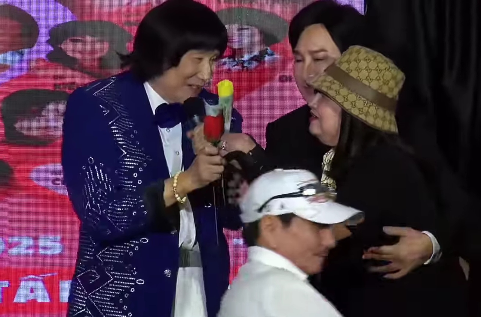 Nam NSND 75 tuổi đang hát, một Việt kiều Mỹ chạy lên tặng tiền- Ảnh 2. Khán giả tặng tiền qua bông hoa cho nghệ sĩ