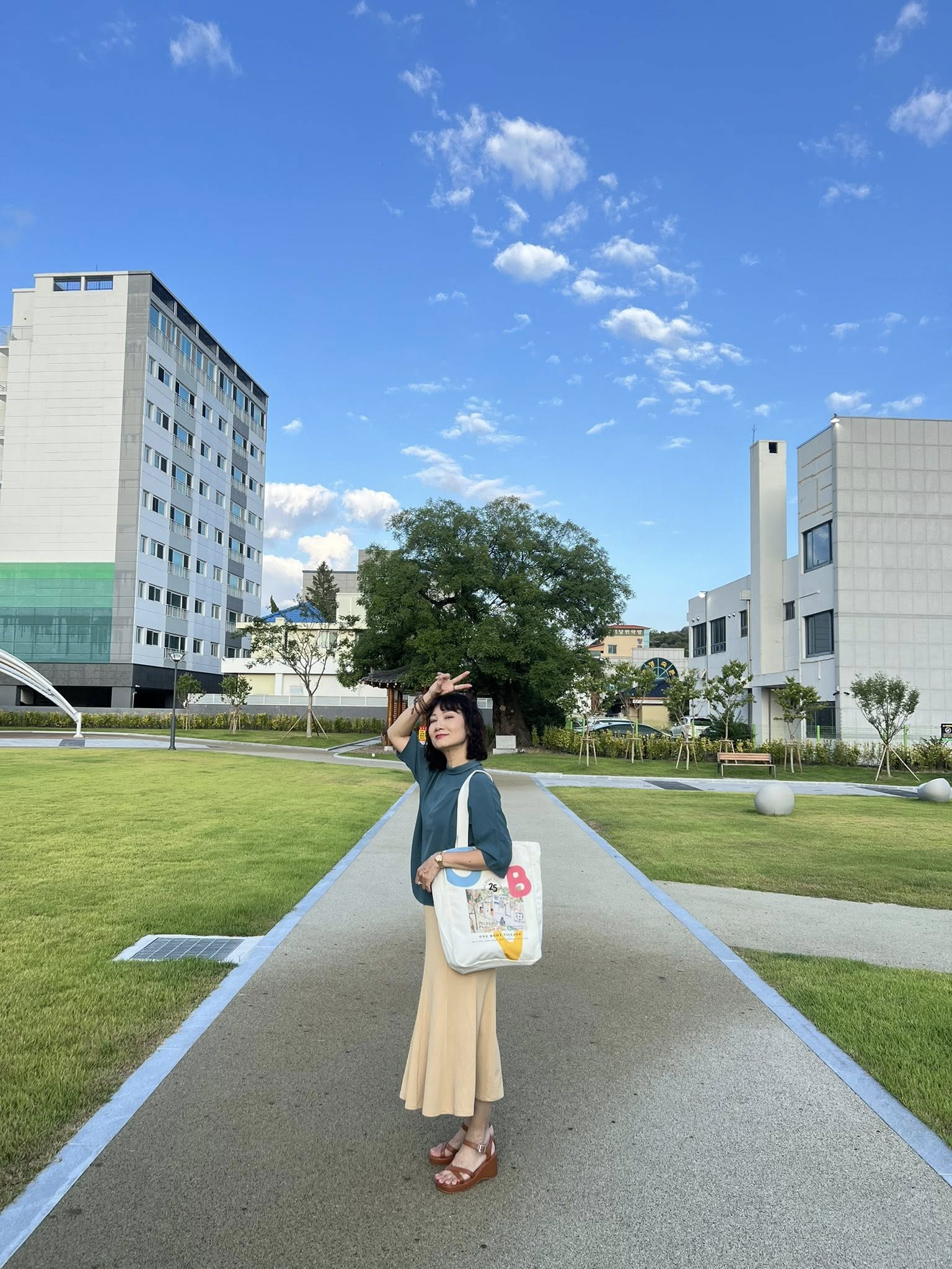 Phong cách thời trang năng động ngoài đời thực