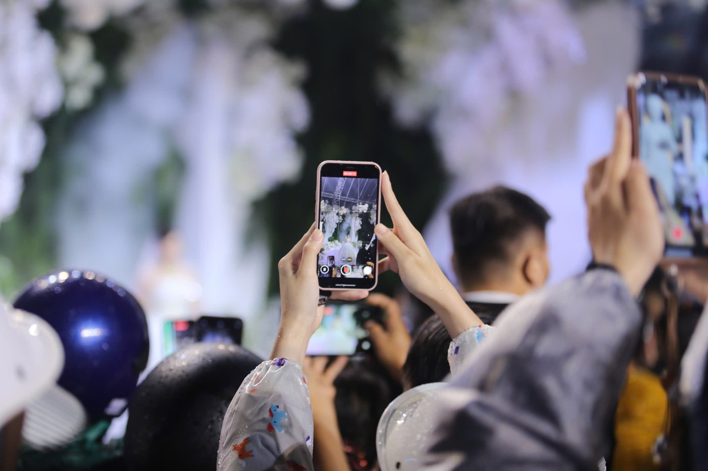 Người dân đội mưa xem đám cưới Hoa hậu Đỗ Hà Dòng người chăm chú theo dõi dưới mưa bão