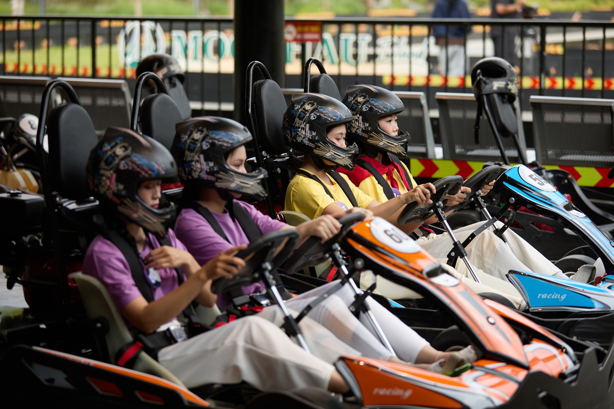 Top 30 Hoa hậu Du lịch Dân tộc Việt Nam 2025 tham gia các trải nghiệm, thử thách đầy kịch tính- Ảnh 3. Các cô gái hái chè trên đồi