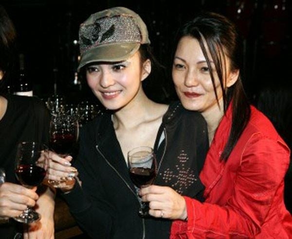 Mẹ Trương Thiều Hàm bị tố chiếm đoạt tài sản Mẹ Trương Thiều Hàm chiếm đoạt tài sản con gái