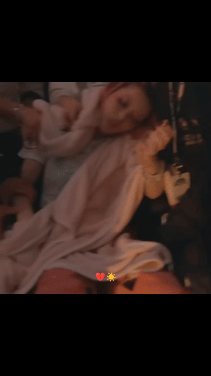 Nữ ca sĩ lên cơn động kinh gây sốc, chân tay co quắp đến bất tỉnh- Ảnh 2. Nữ ca sĩ co giật không kiểm soát