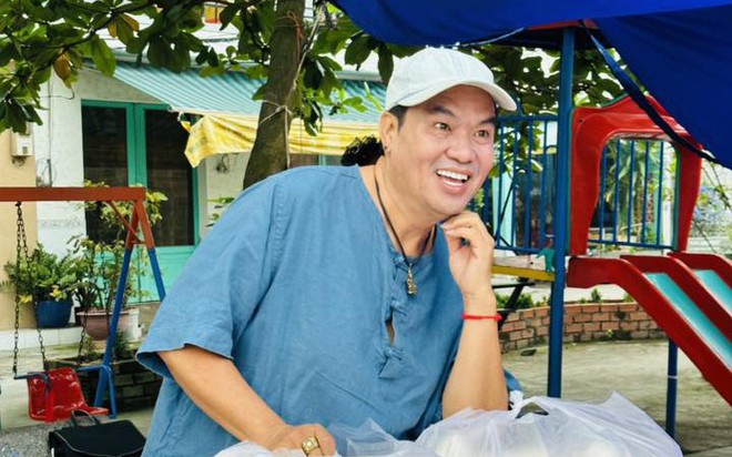 Hoàng Mập giản dị với trang phục xanh và xe máy Hoàng Mập mặc đồ giản dị chạy xe honda