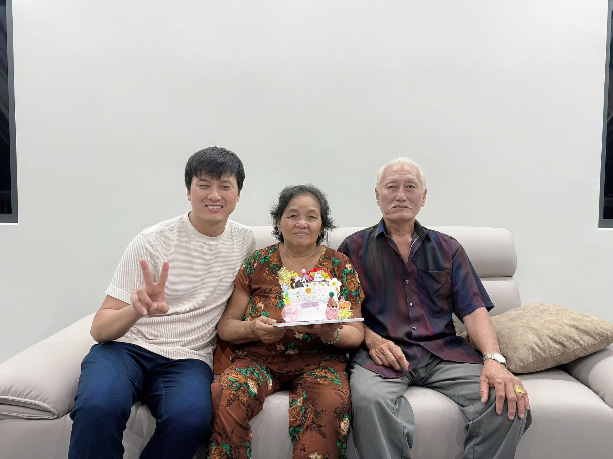 Anh đang xây nhà tặng bố mẹ ở quê. Căn nhà mới xây cho bố mẹ