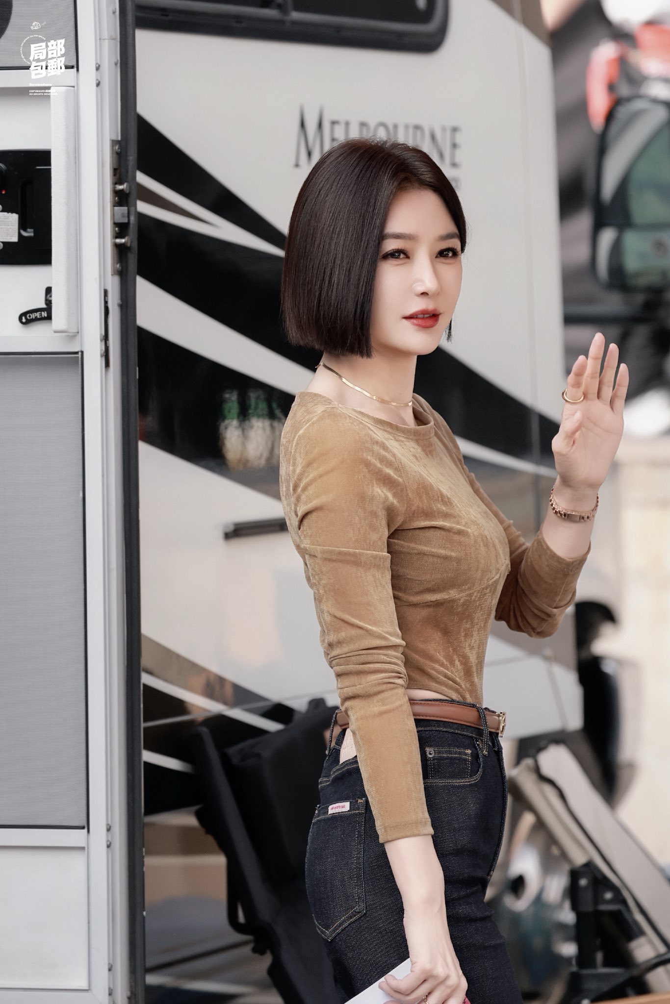 Tần Lam diện trang phục tôn dáng Tần Lam với outfit giúp chân dài hơn