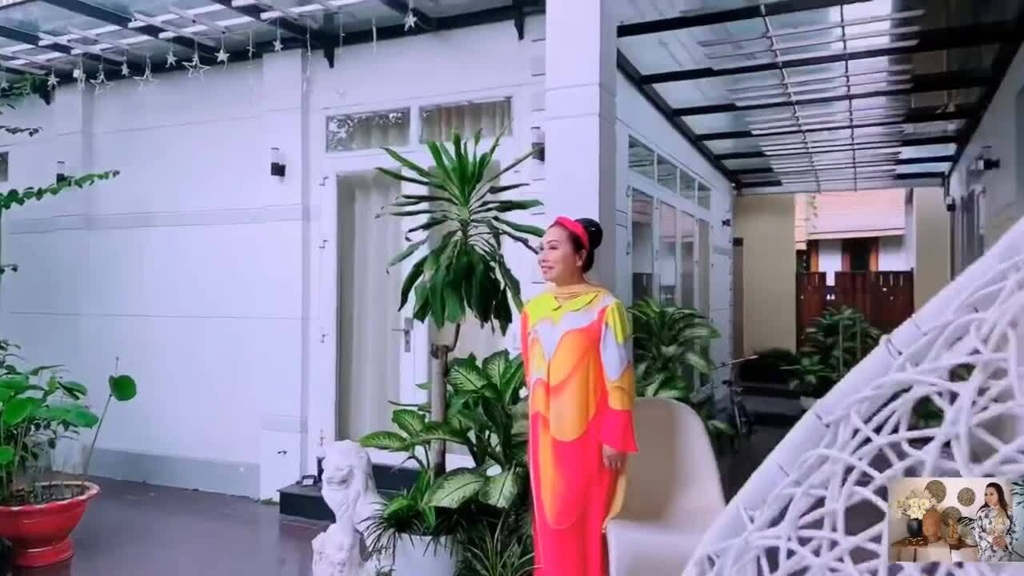 Phòng khách và phòng thờ trong biệt thự của NSND Bạch Tuyết Không gian phòng khách kết hợp truyền thống và hiện đại