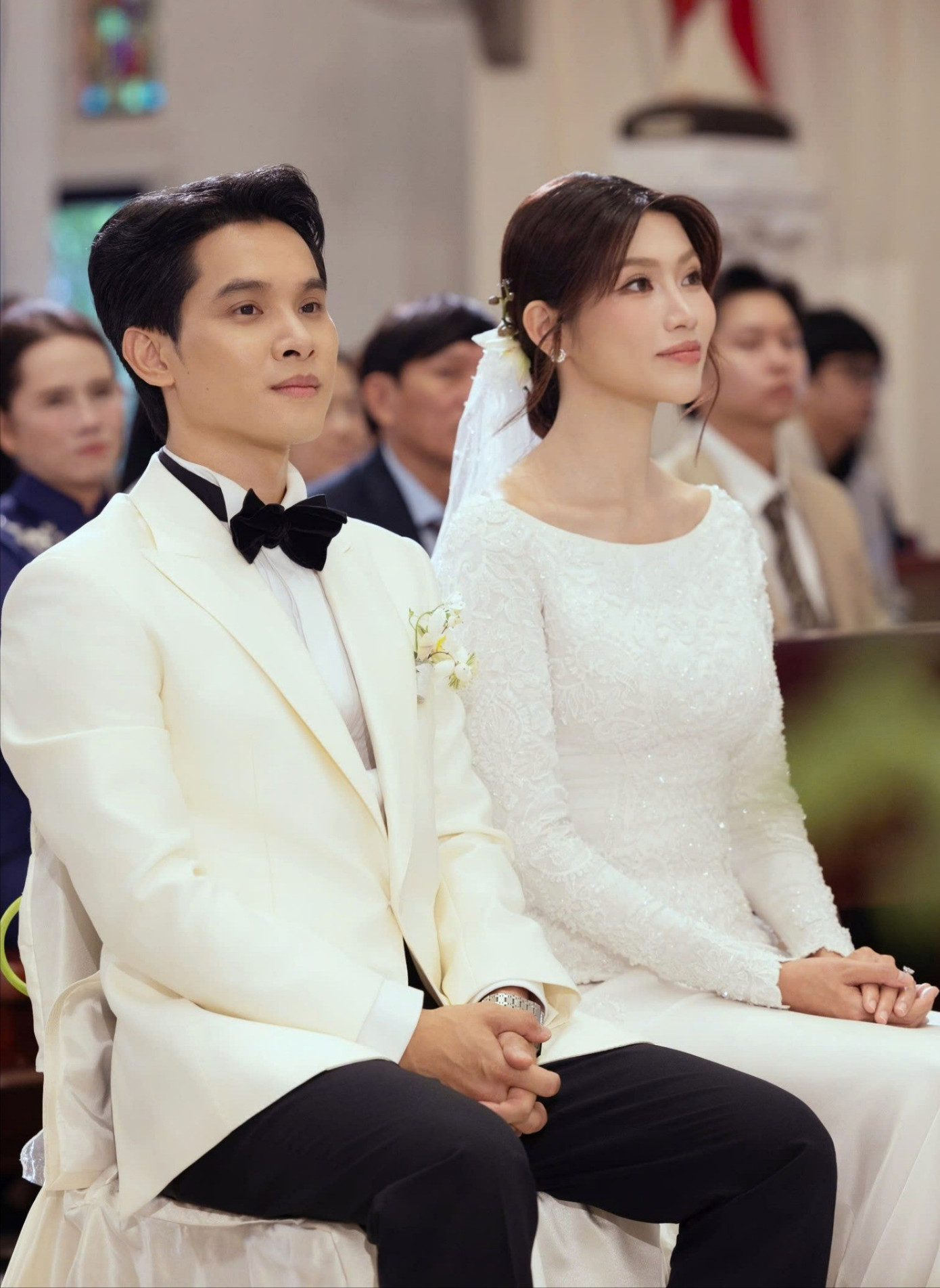 Á hậu Quỳnh Châu trong váy trắng cổ thuyền Á hậu Quỳnh Châu trong váy trắng cổ thuyền