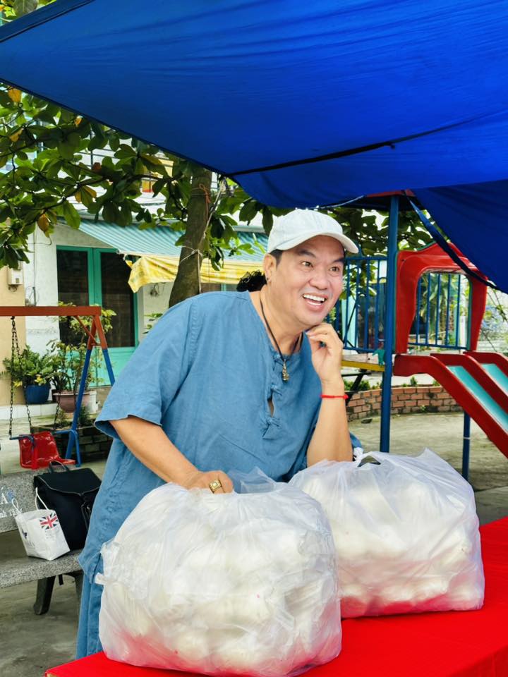 Hoàng Mập tại buổi phát quà từ thiện Hoàng Mập phát quà từ thiện