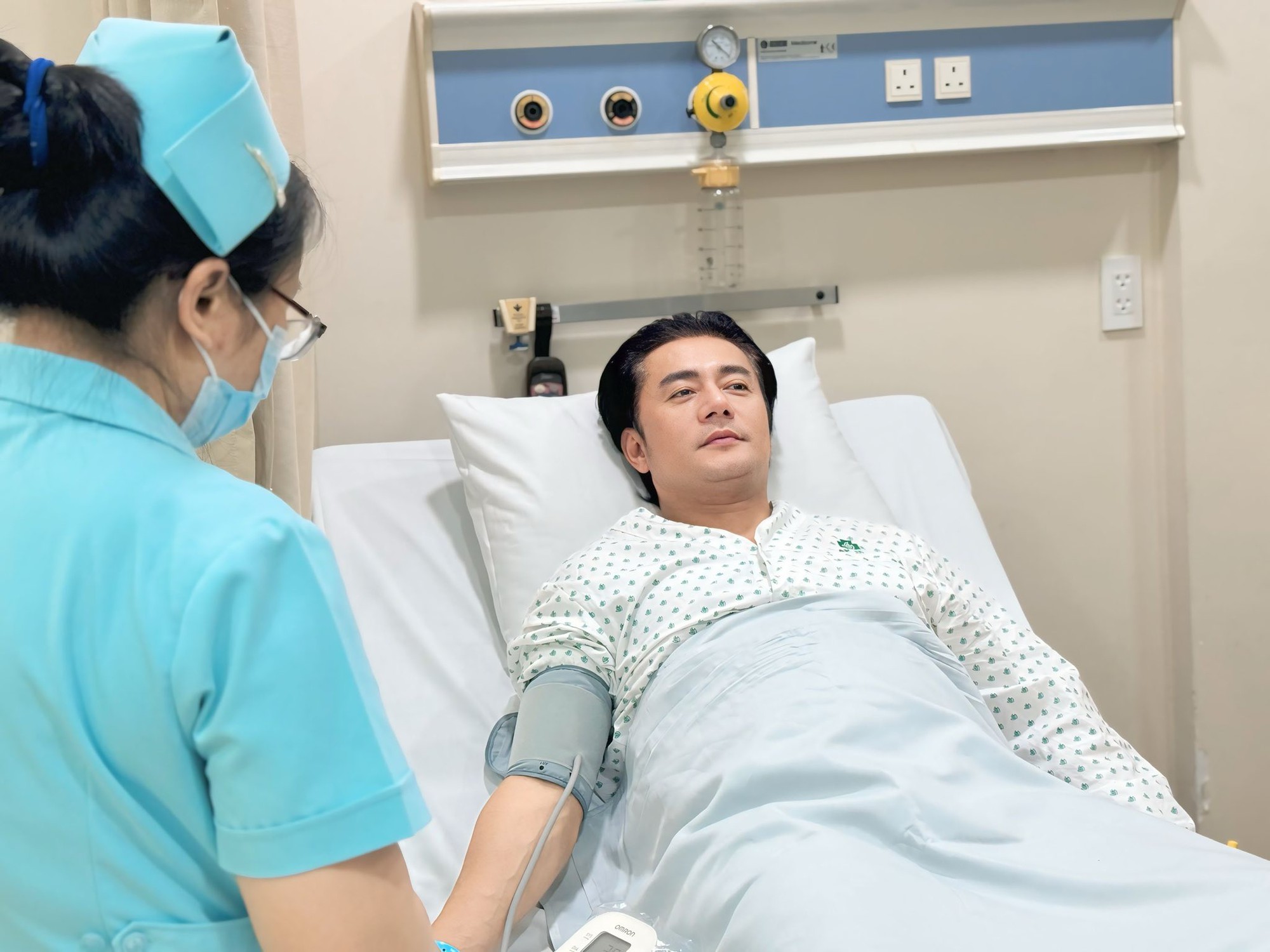 Tình hình hiện tại của diễn viên Trương Minh Cường sau tai nạn đứt hoàn toàn gân gót chân- Ảnh 2. Hình ảnh mới nhất của diễn viên Trương Minh Cường