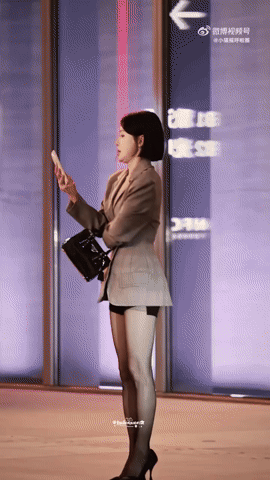 Thần thái điềm tĩnh của Tần Lam Tần Lam trong clip với thần thái kiêu hãnh