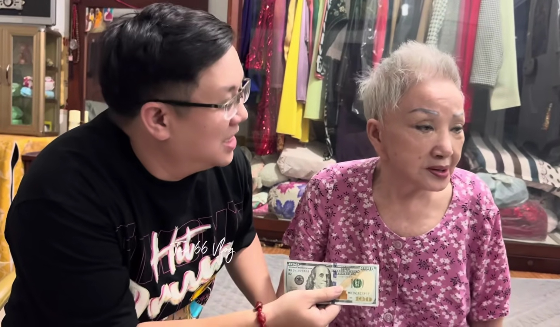 Gia Bảo và nghệ sĩ Hồng Nga cùng trò chuyện