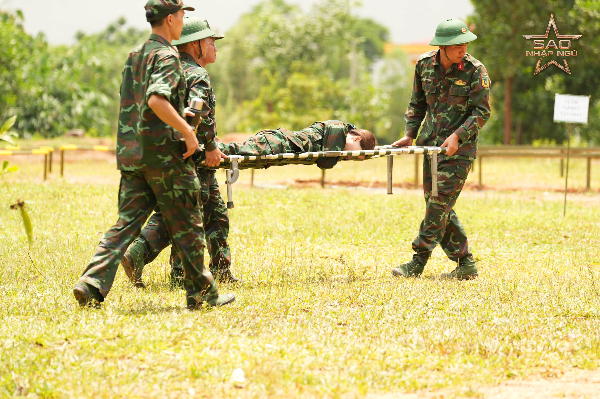 Hòa Minzy được khiêng cáng ra khỏi trận địa