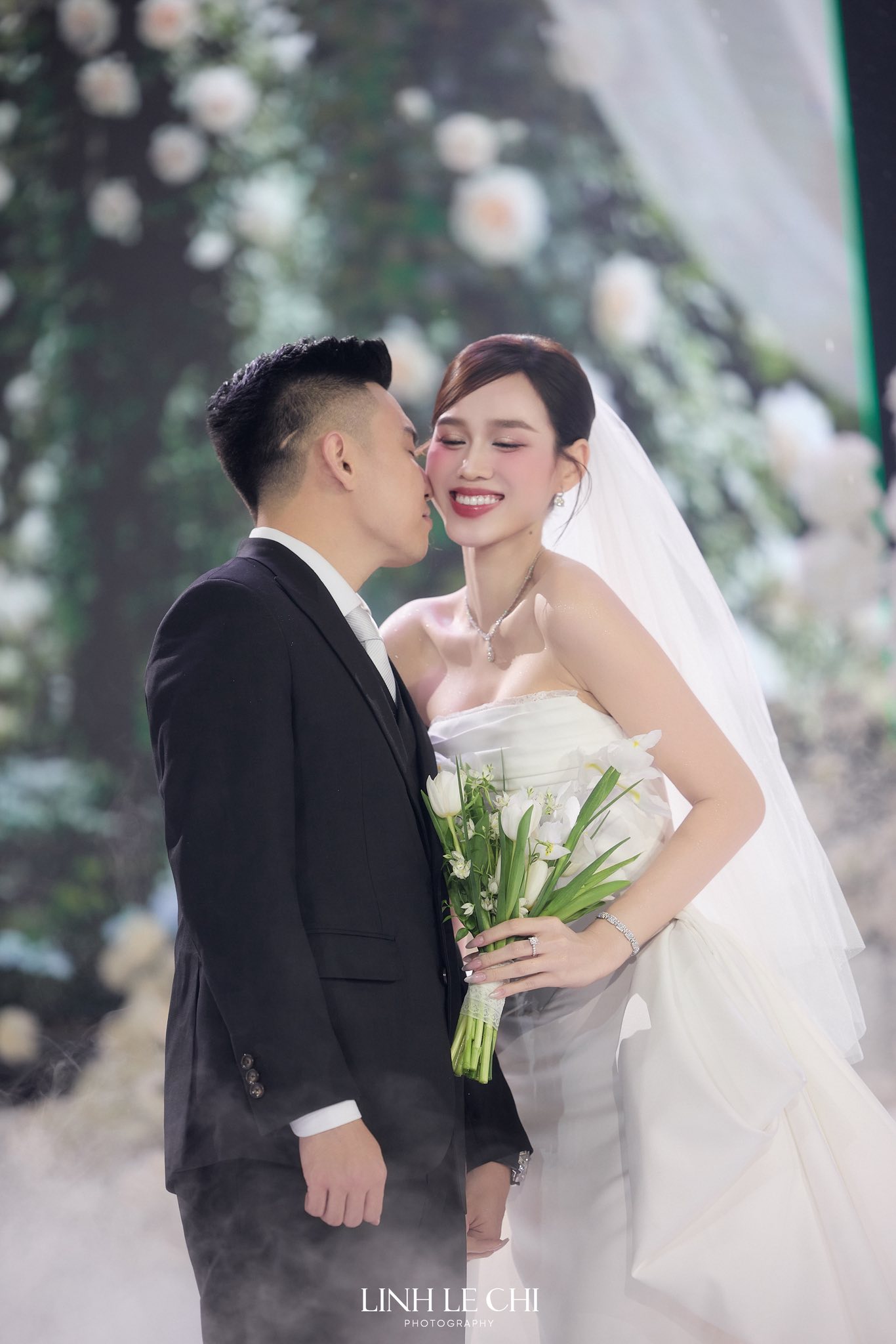 Nam ca sĩ hát tại hôn lễ trong mơ của Hoa hậu Đỗ Hà là ai?- Ảnh 1. Hôn lễ hoành tráng của Hoa hậu Đỗ Hà