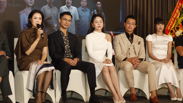Hình ảnh Hồng Diễm hóa thân thành Phó Viện trưởng Viện Kiểm sát