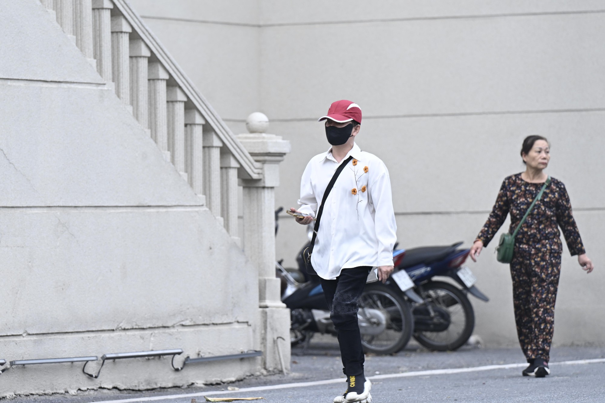 Ca sĩ Vũ Hà tại phiên toà xét xử buổi chiều Vũ Hà đổi trang phục màu trắng, đeo khẩu trang đen