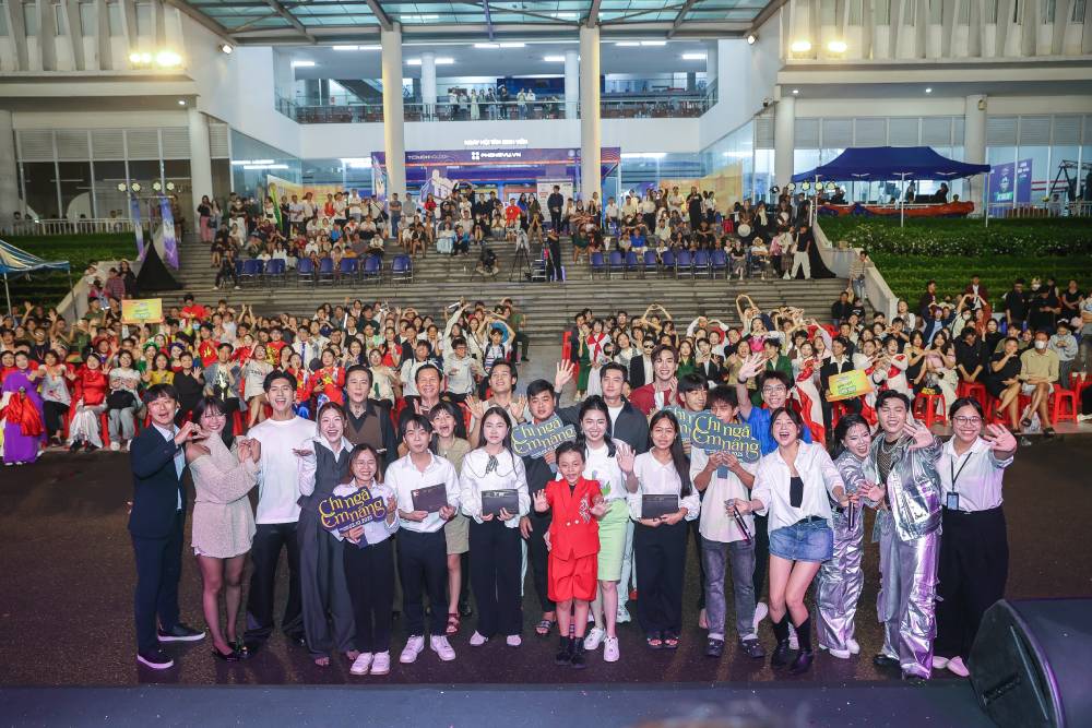 Đoàn phim trao học bổng cho sinh viên