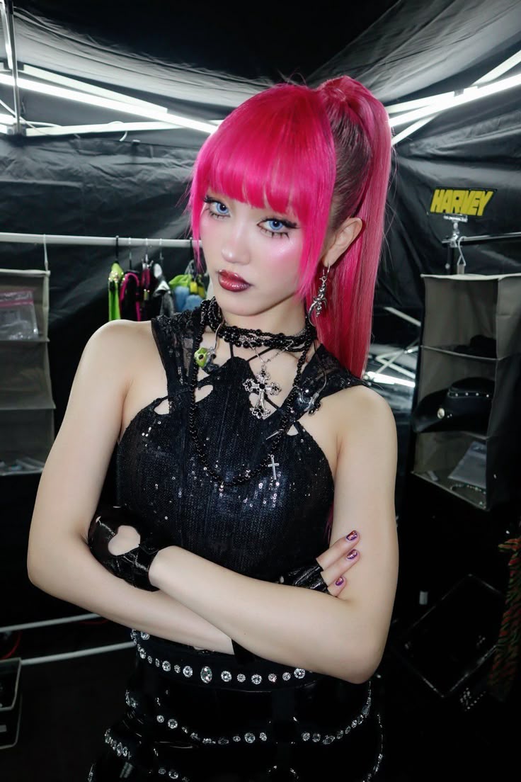 Nữ ca sĩ lên cơn động kinh gây sốc, chân tay co quắp đến bất tỉnh- Ảnh 4. Chisa trong một buổi biểu diễn