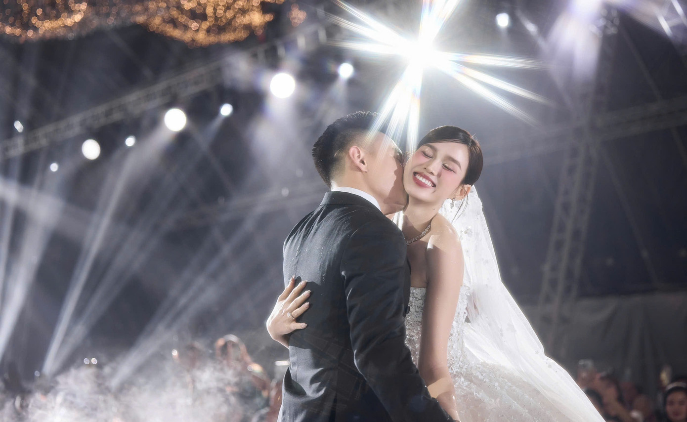 Khoảnh khắc trao nhẫn dưới mưa Hoa hậu Đỗ Thị Hà rưng rưng trong lễ trao nhẫn