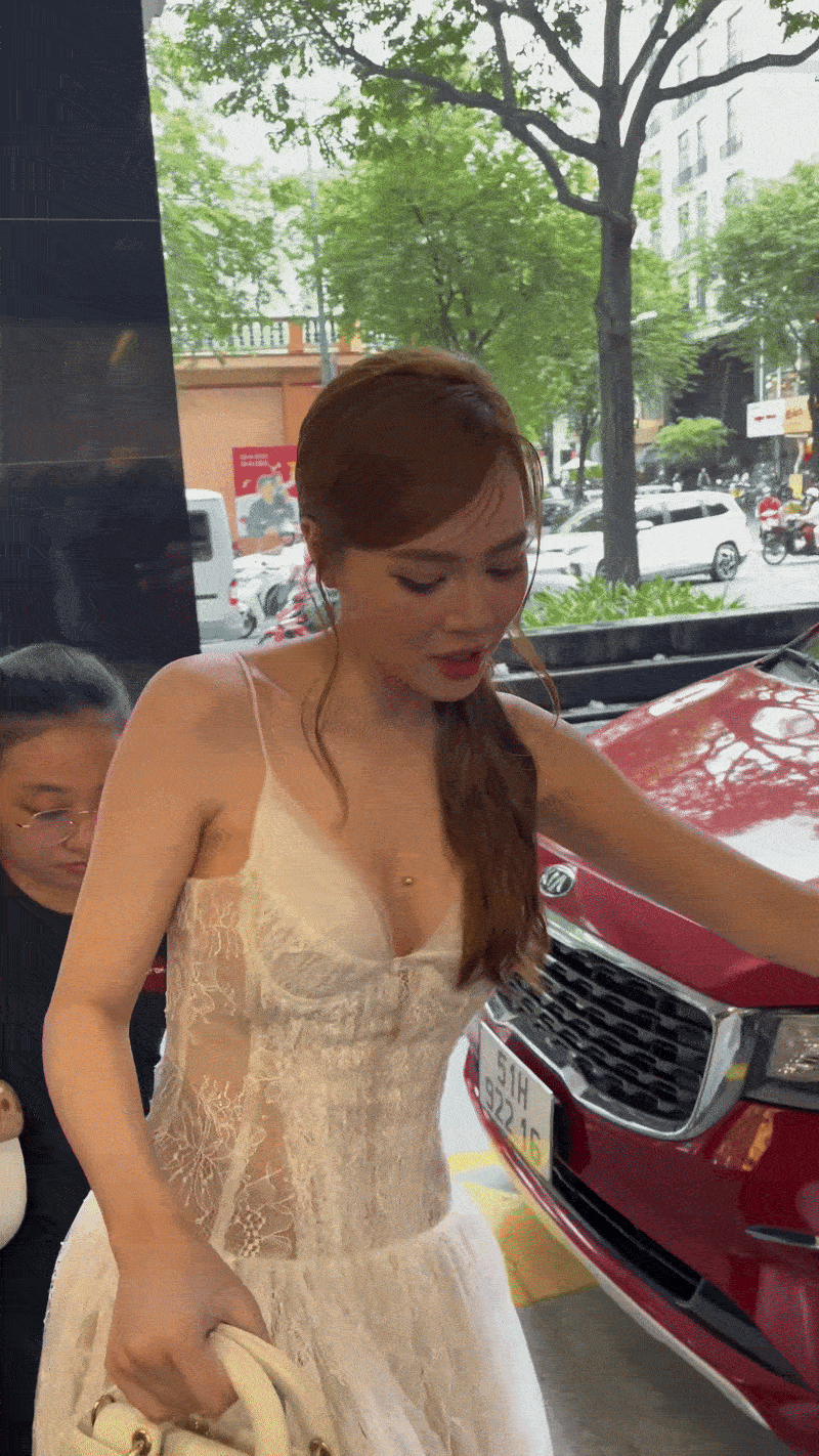 Ninh Dương Lan Ngọc làm loạn- Ảnh 5. Chấn thương khiến Lan Ngọc đi đứng khập khiễng