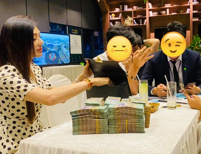 Lâm Khánh Chi cầm tiền mặt mua nhà