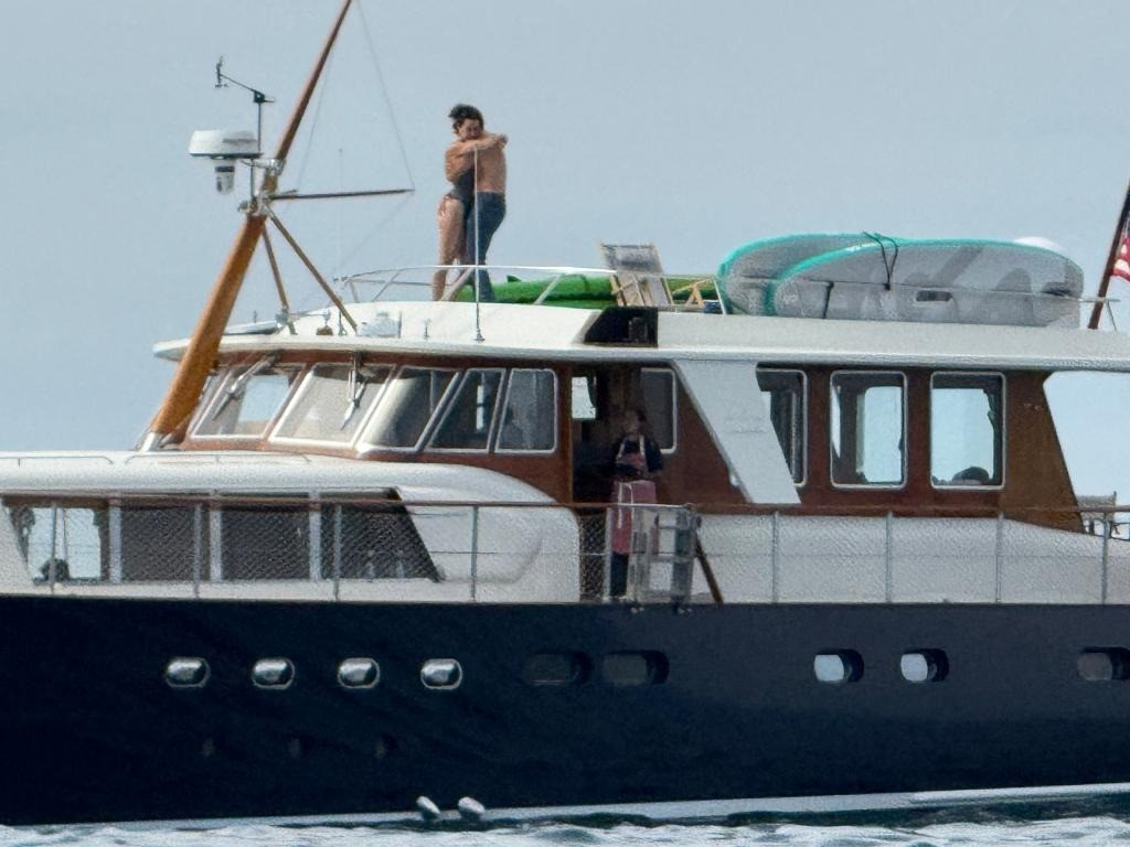 Ông Justin Trudeau ôm hôn Katy Perry trên du thuyền.